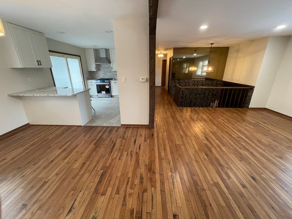 Hardwood flooring installation with clean transitions in Hoffman Estatte, IL