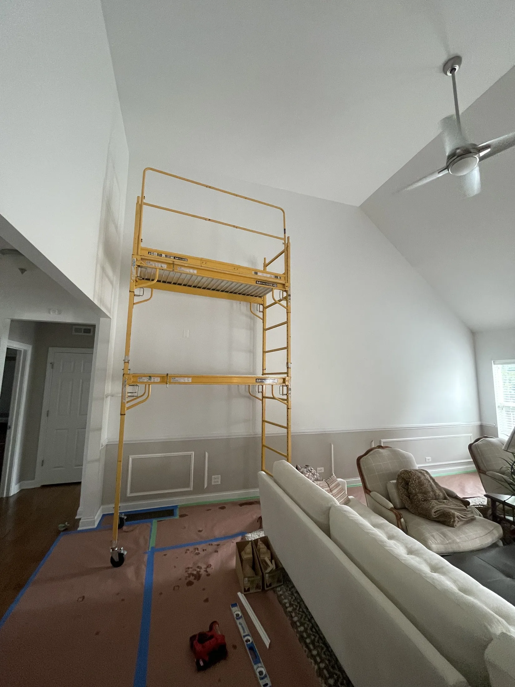 High-ceiling room with crown moulding and mirrored wall frame mouldings